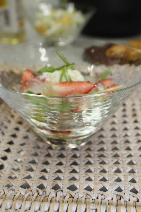 鯛といちご、自家製リコッタチーズのサラダのサムネイル画像