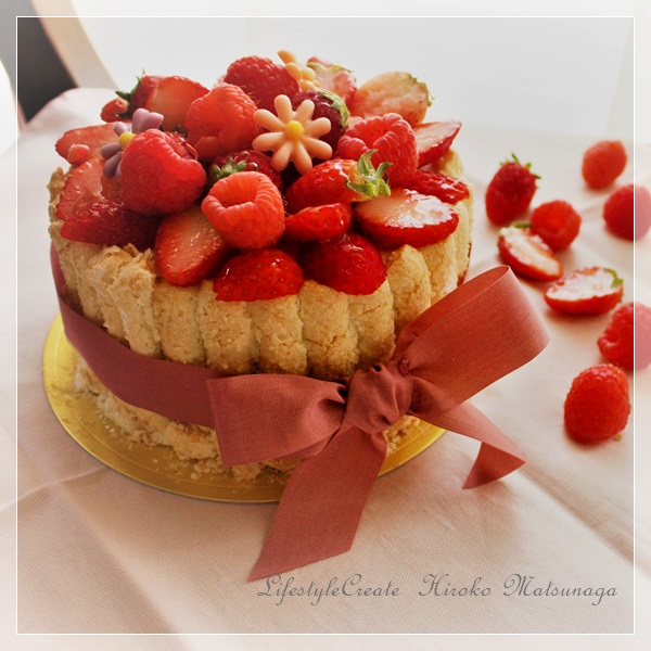 苺のシャルロットケーキのサムネイル画像